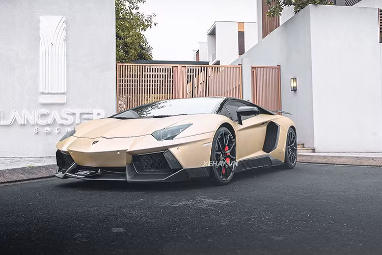 Hiện chưa rõ siêu phẩm này sau khi được “tút tát” lại ngoại hình có ở lại Sài Gòn hay không. Nhưng chắc chắn rằng màu “áo” mới của Lamborghini Aventador SVJ sẽ làm dân mê xe tại Việt Nam phải bất ngờ khi xuất hiên trở lại sau 1 thời gian vắng bóng.