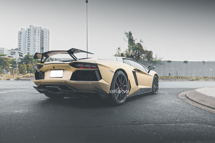 Với bộ cánh mới, Lamborghini Aventador SVJ trở nên độc đáo, tươi sáng hơn so với màu “áo” nguyên bản. Thêm vào đó là một số chi tiết được dán đen tương phản lại càng làm tăng thêm sự nổi bật cho chiếc xe.