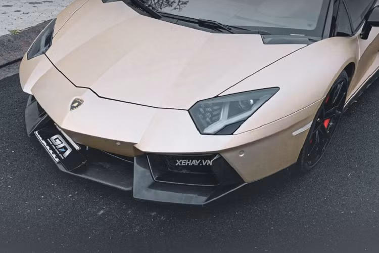 Chiếc Lamborghini Aventador SVJ này đã được trang bị gói độ đến từ hãng Novitec. Với gói độ này, xe được bổ sung nhiều chi tiết bằng carbon như ốp cản trước, ốp khe gió, ốp sườn, cánh gió cao,... nhằm tăng tính thể thao.
