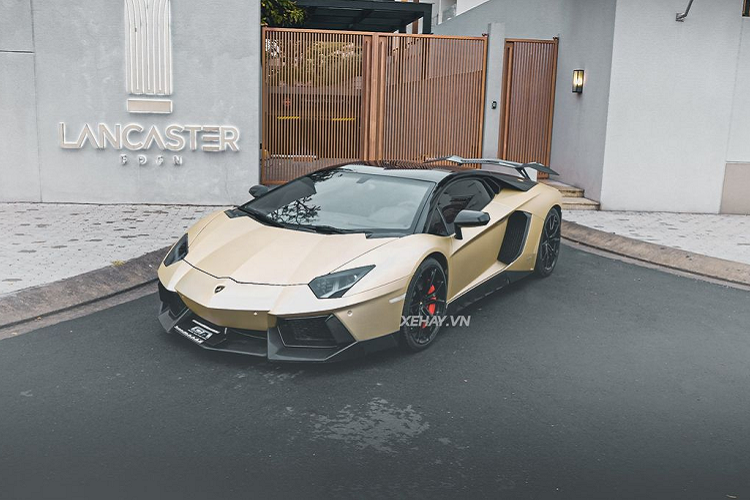 Theo một số nguồn tin, chiếc Lamborghini Aventador SVJ hàng hiếm này khi mới về nước sở hữu nước sơn ngoại thất màu xám lông chuột Grigio Estoque.