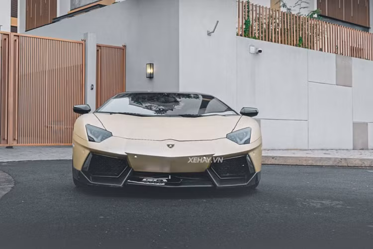 Sau đó, “siêu bò” đã trải qua một vài lần thay đổi diện mạo rồi được đổi chủ và âm thầm chuyển ra Hà Nội. Hầu như, chiếc siêu xe Lamborghini Aventador SVJ này rất hiếm khi xuất hiện trên đường phố Hà Thành.