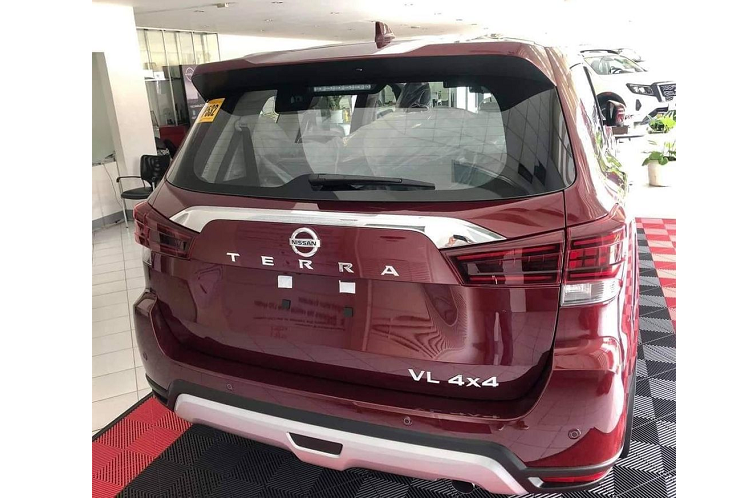 Thiết kế khu vực phía sau xe cũng đem lại cảm giác nam tính mạnh mẽ. Cụm đèn hậu đã được định hình lại, dòng chữ Terra trải dài và một dải chrome hình vòm bo phía trên hốc biển số. Bộ cản cũng đã được làm lại, với những miếng phản quang "mắt mèo" được gắn xuống sâu hơn. Bộ mâm 6 cánh với nhiều nét cắt vuông vức 18 inch cũng được sử dụng trên Terra mới, đi kèm với đó là bộ lốp Bridgestone Dueler H/T.