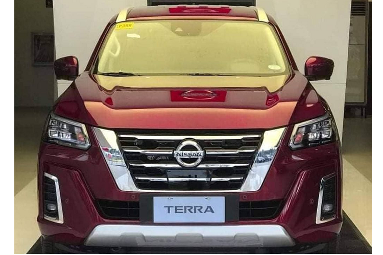 Chưa hết, theo tư vấn bán hàng của Nissan Việt Nam, thời gian đầu mẫu xe SUV Terra 2022 sẽ chỉ được phân phối duy nhất phiên bản động cơ xăng, 1 cầu với giá dự kiến 1,1 tỷ đồng.
