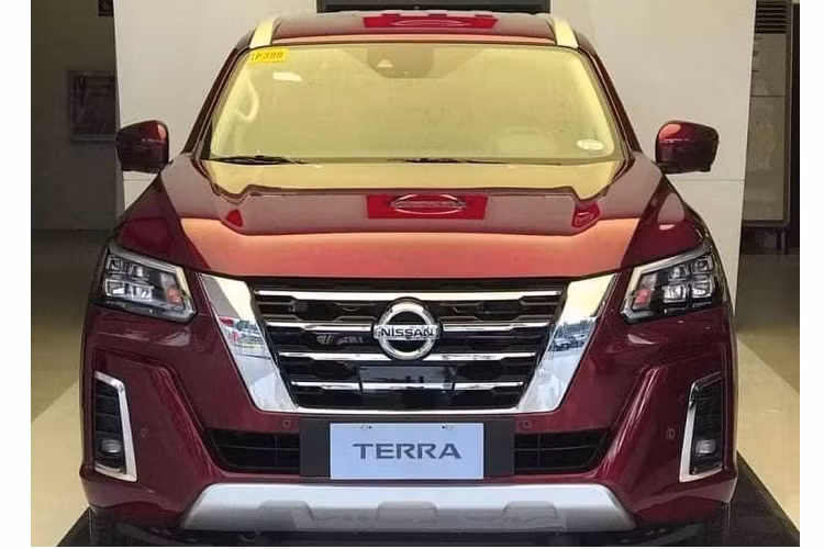 Chưa hết, theo tư vấn bán hàng của Nissan Việt Nam, thời gian đầu mẫu xe SUV Terra 2022 sẽ chỉ được phân phối duy nhất phiên bản động cơ xăng, 1 cầu với giá dự kiến 1,1 tỷ đồng.