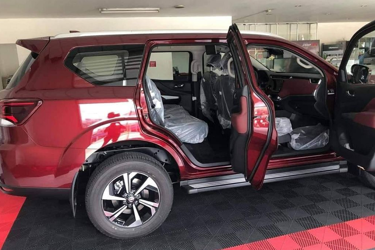 Song song với sự thay đổi ở ngoại thất, nội thất của Nissan Terra cũng lột xác với thiết kế và trang bị mới như vô lăng 3 chấu mới, cụm đồng hồ analog mới với màn hình lớn hơn, màn hình trung tâm tích hợp Apple CarPlay/ Android Auto. Một thay đổi đáng lưu tâm nữa trên Nissan Terra 2022 là hệ truyền động.
