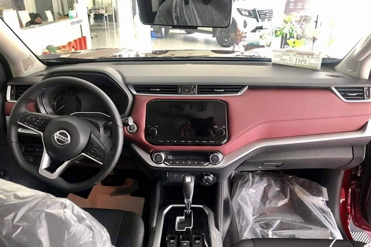 Mặt ca-lăng với tạo hình V-Motion đặc trưng cùng đường viền crome dày dặn, bộ cản dưới và đèn sương mù mang phong cách khoẻ khoắn. Nhìn chung, thiết kế ngoại thất của Nissan Terra 2022 có nhiều nét tương đồng với "đàn anh" Nissan Patrol.