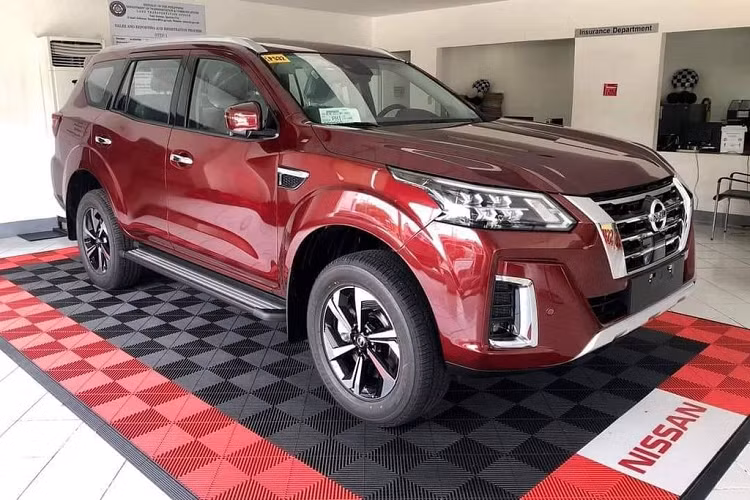Phiên bản Nissan Terra 2022 sắp về Việt Nam sẽ có nhiều thay đổi so với phiên bản tiền nhiệm, dễ thấy nhất là các thay đổi về mặt ngoại hình. Ở phần ngoại thất, Nissan Terra thế hệ mới đã được nhà sản xuất thiết kế lại gần như toàn bộ từ đầu xe, thân xe tới đuôi xe.