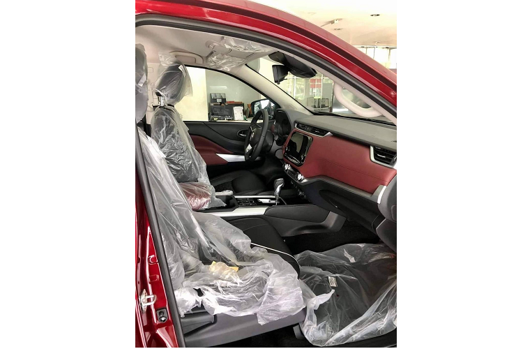 Trong đó, phần đầu được tạo hình nổi bật với cụm đèn chiếu sáng đơn giản có kích thước lớn hơn trước, dải đèn định vị được thiết kế góc cạnh mang lại cảm giác khỏe khoắn.