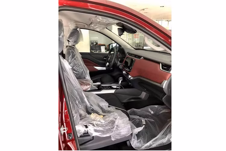 Trong đó, phần đầu được tạo hình nổi bật với cụm đèn chiếu sáng đơn giản có kích thước lớn hơn trước, dải đèn định vị được thiết kế góc cạnh mang lại cảm giác khỏe khoắn.