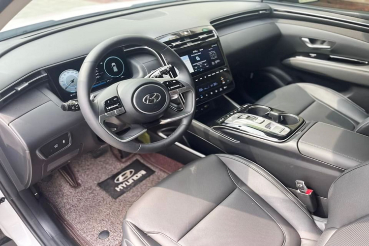 Hyundai Tucson 2022 2.0D Dầu Đặc Biệt sở hữu nội thất mang thiết kế hiện đại trong phân khúc. Xe sử dụng màn hình cảm ứng giải trí đa chức năng 10,25 inch. Bảng điều khiển sử dụng công nghệ cảm ứng.Trang bị màn hình hỗ trợ lái kỹ thuật số (Full Digital).