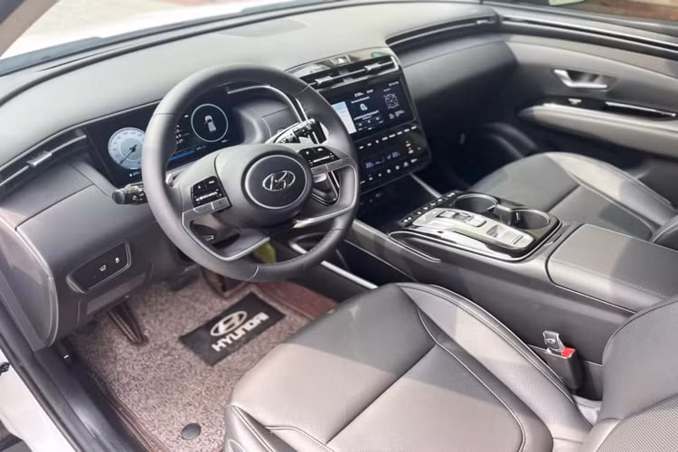 Hyundai Tucson 2022 2.0D Dầu Đặc Biệt sở hữu nội thất mang thiết kế hiện đại trong phân khúc. Xe sử dụng màn hình cảm ứng giải trí đa chức năng 10,25 inch. Bảng điều khiển sử dụng công nghệ cảm ứng.Trang bị màn hình hỗ trợ lái kỹ thuật số (Full Digital).