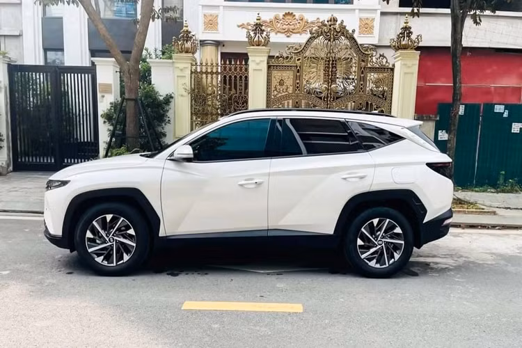 Xét đến Tucson 2022 phiên bản máy dầu 2.0L Đặc Biệt, khi tìm hiểu tình hình thực tế tại các đại lý, số lượng xe Tucson 2022 phiên bản máy dầu đặc biệt về đại lý cũng có hạn với số lượng vài xe cho mỗi đại lý trong nhiều tháng. Chính vì thế, khách muốn mua Tucson 2022 phiên bản máy dầu 2.0L Đặc Biệt ở thời điểm này khá khó khăn, khó hơn cả phiên bản máy xăng Hyundai Tucson 1.6 Turbo HTRAC.