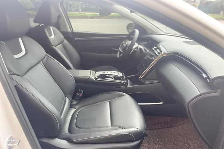 Xe đi kèm hàng loạt các trang bị hiện đại như: cần số điện tử điều khiển nút bấm, hệ thống âm thanh Bose 8 loa, cửa sổ trời toàn cảnh, Cruise Control, đèn pha và gạt mưa tự động, sưởi và làm mát ghế, phanh tay điện tử, gạt mưa tự động, phanh tay điện tử + AH, hệ thống đèn LED nội thất, Camera 360 độ. Và hệ thống an toàn SmartSense thế hệ mới nhất