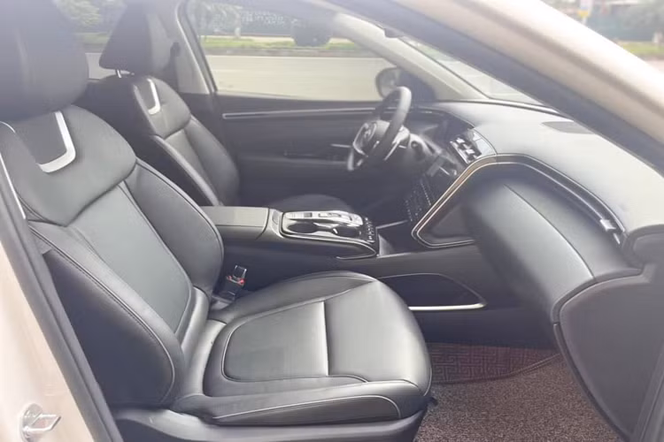 Xe đi kèm hàng loạt các trang bị hiện đại như: cần số điện tử điều khiển nút bấm, hệ thống âm thanh Bose 8 loa, cửa sổ trời toàn cảnh, Cruise Control, đèn pha và gạt mưa tự động, sưởi và làm mát ghế, phanh tay điện tử, gạt mưa tự động, phanh tay điện tử + AH, hệ thống đèn LED nội thất, Camera 360 độ. Và hệ thống an toàn SmartSense thế hệ mới nhất