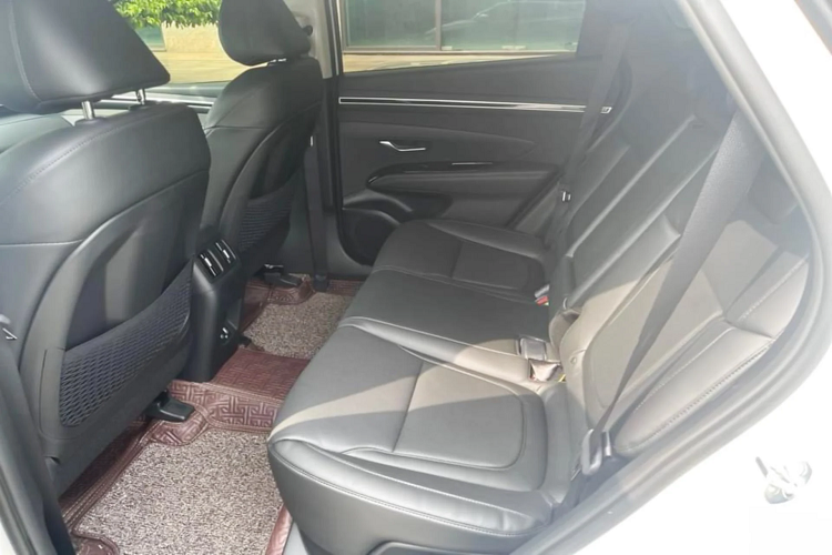 Từ lúc ra mắt cho đến nay, Hyundai Tucson 2022 thế hệ mới sở hữu thiết kế hiện đại, đi cùng với nhiều trang bị “đồ chơi” đã hấp dẫn số đông khách hàng quan tâm xe CUV hạng C tại thị trường Việt.