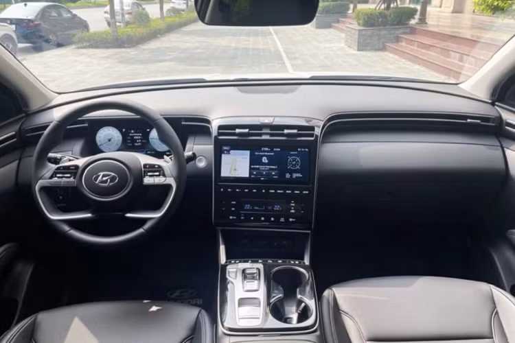 Tucson 2.0D Dầu Đặc Biệt sử dụng động cơ Dầu 4cyl 2.0L tăng áp, SmartStream Diesel D2.0 (mã hiệu D4HD) cho công suất tối đa 186 mã lực tại 4.000 vòng/phút cùng mô-men xoắn cực đại 416Nm tại 2.000 – 2.750 vòng/phút. Xe sử dụng kết hợp với hộp số tự động 8 cấp.