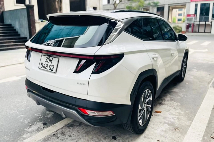 Cung không đủ cầu khi xe mới gặp khó khi sản xuất vì tình trạng thiếu chip, Tucson 2022 đang rơi vào tình trạng khan hàng khiến giá bán thực tế tại đại lý chênh giá bán niêm yết cả trăm triệu đồng. Chính vì thế, xe chạy “lướt” ngoài thị trường tự tin chào giá hơn cả trăm triệu đồng là điều dễ hiểu. Nếu yêu thích dòng xe này và không muốn chờ đợi, thì chiếc Tucson 2022 phiên bản máy dầu 2.0L Đặc Biệt này là một gợi ý cho khách hàng Việt yêu xe Hàn.