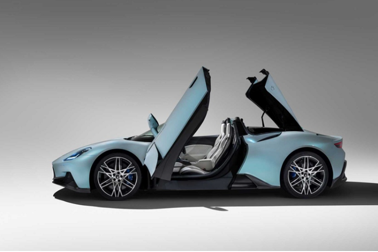 Về thiết kế tổng thể, Maserati MC20 Cielo 2023 không quá khác biệt so với bản coupe ngoại trừ phần mui xếp hay khe gió tinh chỉnh. Xe được trang bị lưới tản nhiệt lớn sơn đen, nằm ngay giữa là logo hình cây đinh ba đặc trưng. Đèn xe dạng LED hình tứ giác với thiết kế cách điệu.