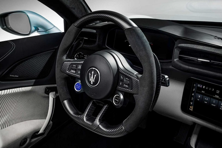 Việc bổ sung độ cứng cho Cielo là rất cần thiết, bởi vì Cielo được trang bị mui xếp có thể đóng / mở chỉ trong 12 giây. Phần mái này bao gồm một tấm kính lớn có thể đổi từ trong suốt sang mờ đục nhờ vào công nghệ tinh thể lỏng phân tán polyme (PDLC). Theo Maserati, MC20 Cielo sở hữu mui xếp bằng kính lớn nhất phân khúc.