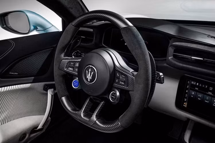 Việc bổ sung độ cứng cho Cielo là rất cần thiết, bởi vì Cielo được trang bị mui xếp có thể đóng / mở chỉ trong 12 giây. Phần mái này bao gồm một tấm kính lớn có thể đổi từ trong suốt sang mờ đục nhờ vào công nghệ tinh thể lỏng phân tán polyme (PDLC). Theo Maserati, MC20 Cielo sở hữu mui xếp bằng kính lớn nhất phân khúc.