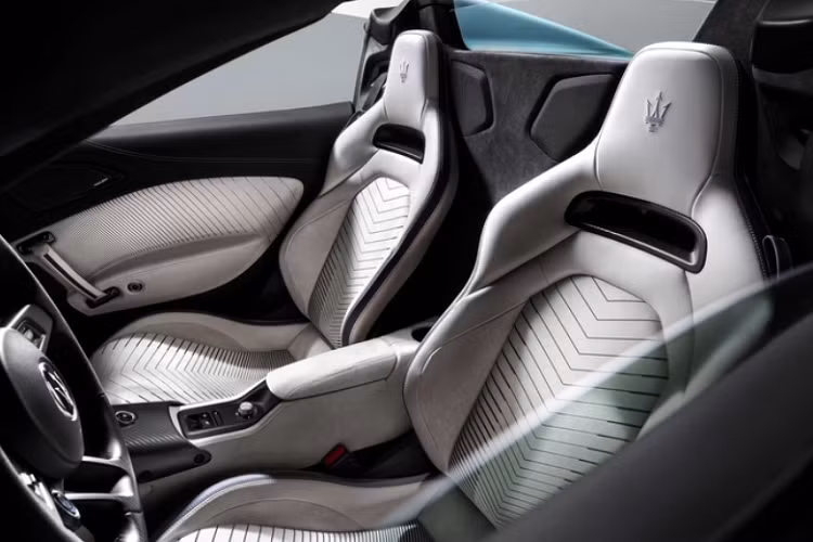 Trong khi Maserati thiết kế khung liền khối của chiếc coupe để giảm trọng lượng và tăng hiệu suất của xe thì kiểu dáng liền khối của Cielo lại tập trung vào việc tăng độ cứng. MC20 Cielo mui xếp mới chỉ nặng hơn 65 kg so với MC20 coupe.