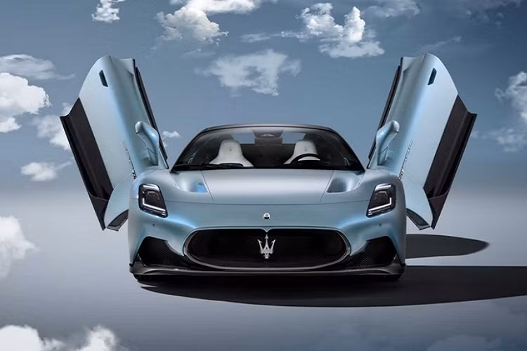 Maserati cho biết dòng MC20 có tất cả 3 biến thể là coupe, mui trần và EV, mỗi mẫu đều có khung liền khối sợi carbon không giống nhau. Cụ thể, chúng khác nhau về sự phân bố và phân lớp của sợi carbon.