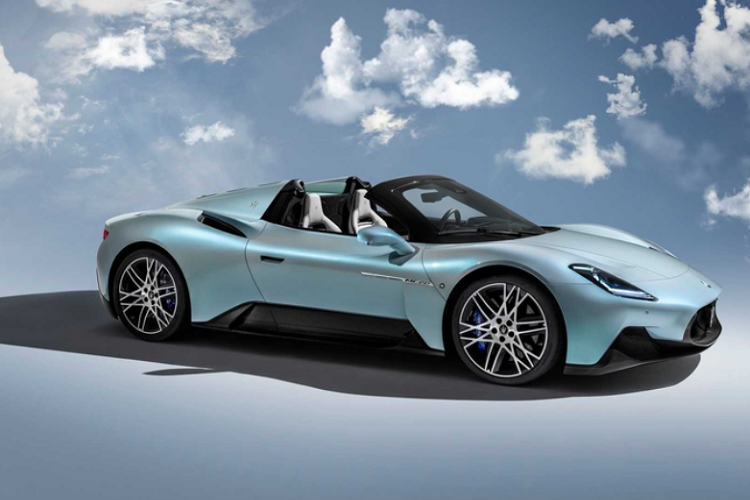 Nắp capo của xe tương đối đơn giản, nhưng vẫn gây ấn tượng nhờ có 2 hốc gió lớn kéo từ trước ra đến kính chắn gió. Cửa cắt kéo hay bộ mâm hợp kim kiểu chữ X là những điểm nhấn khác của siêu xe mui trần.