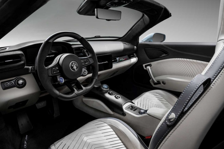 Bên cạnh bản "tiêu chuẩn", MC20 Cielo sẽ có bản giới hạn PrimaSerie Launch với nhiều tính năng độc quyền như màu sơn ngoại thất xanh pha xám Acquamarina độc đáo, mâm 20 inch đen mờ hay nội thất bọc da và Alcantara màu trắng, mẫu xe này chỉ được sản xuất 60 chiếc toàn thế giới.