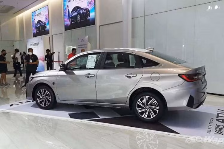 Toyota Vios 2023 tại Thái Lan sở hữu động cơ xăng Dual VVT-iE 4 xi-lanh, dung tích 1.2L, sản sinh công suất tối đa 94 mã lực và mô-men xoắn cực đại 110 Nm. Động cơ kết hợp với hộp số biến thiên vô cấp Super CVT-i sang số tuần tự và hệ dẫn động cầu trước như cũ. Lượng xăng tiêu thụ trung bình của xe là 23,3 km/lít (khoảng 4,29 lít/100 km).