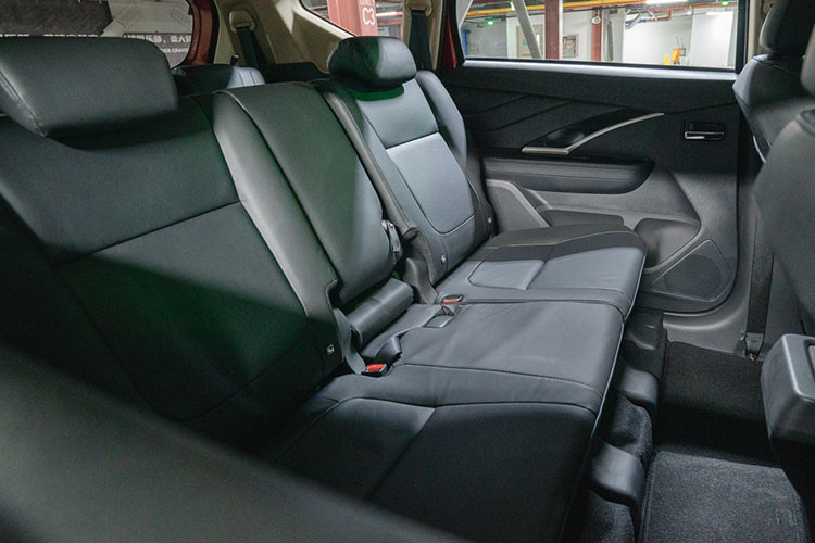 Tại thị trường Philippines mẫu MPV này được trang bị vô lăng 3 chấu, chỉ tích hợp một vài nút bấm, màn hình đa thông tin dạng LCD có màu bên trong bảng đồng hồ, màn hình cảm ứng trung tâm 7 inch, hỗ trợ kết nối với điện thoại thông minh, Bluetooth và USB...