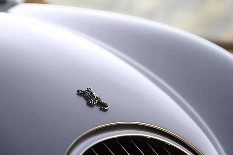 Hai mô tơ điện lấy năng lượng từ bộ pin 83 kWh có hỗ trợ 800V để sạc ở công suất lên tới 300 kW. Với bộ pin được sạc đầy, Project Thunderball sẽ đi được quãng đường khoảng 500 km giữa các lần sạc.