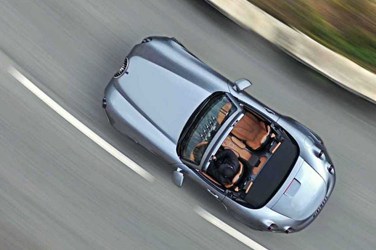 Weismann hứa hẹn những con số hiệu suất hấp dẫn cho Project Thunderball, với công suất 671 mã lực từ cặp mô tơ điện của nó. Lực mô-men xoắn tổng hợp là 1.100 Nm, đồng nghĩa chiếc roadster chạy điện thừa khỏe để “leo dốc, vượt núi”. Nó chỉ cần 2,9 giây để đạt tốc độ 100 km/h từ trạng thái đứng yên cho dù trọng lượng không tải là khoảng 1.700 kg.