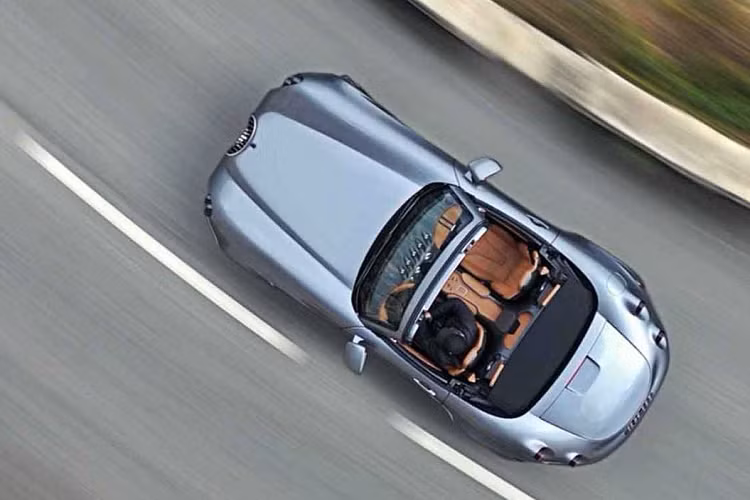 Weismann hứa hẹn những con số hiệu suất hấp dẫn cho Project Thunderball, với công suất 671 mã lực từ cặp mô tơ điện của nó. Lực mô-men xoắn tổng hợp là 1.100 Nm, đồng nghĩa chiếc roadster chạy điện thừa khỏe để “leo dốc, vượt núi”. Nó chỉ cần 2,9 giây để đạt tốc độ 100 km/h từ trạng thái đứng yên cho dù trọng lượng không tải là khoảng 1.700 kg.