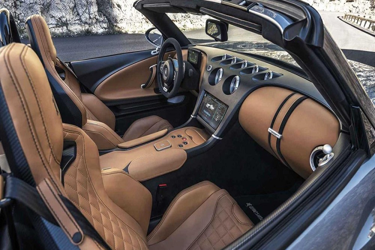 Đây không phải là chiếc xe mui trần chạy điện dẫn động cầu sau đầu tiên bởi mẫu Tesla Roadster nguyên bản cũng truyền lực độc quyền đến cầu sau.