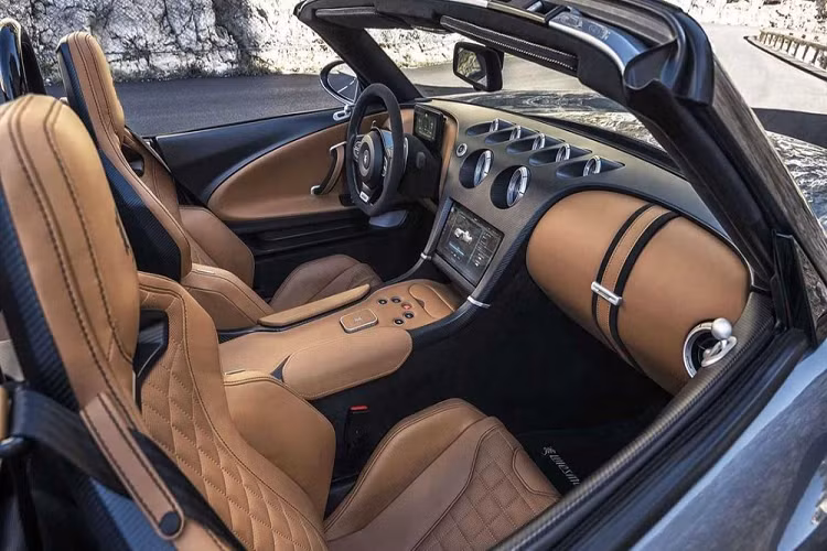 Đây không phải là chiếc xe mui trần chạy điện dẫn động cầu sau đầu tiên bởi mẫu Tesla Roadster nguyên bản cũng truyền lực độc quyền đến cầu sau.