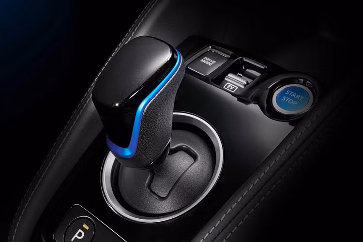 Bên trong Nissan Kicks 2022 là không gian nội thất 5 chỗ ngồi với mặt táp-lô chia thành 3 tầng rõ rệt. Tại Thái Lan, xe đi kèm nội thất bọc da phối 2 màu trẻ trung, vô lăng vát đáy thể thao, màn hình thông tin giải trí dạng cảm ứng 8 inch, hỗ trợ Apple CarPlay, điều hòa tự động 2 vùng, màn hình đa thông tin 7 inch trong bảng đồng hồ và phanh tay điện tử, tích hợp tính năng tự động giữ phanh tạm thời.