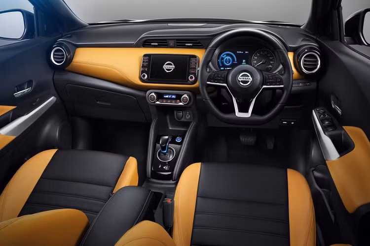 Vòng ra bên sườn, chúng ta sẽ bắt gặp thiết kế "nóc lơ lửng" hợp thời trang nhờ các cột sơn màu đen và bộ vành hợp kim 17 inch với thiết kế 5 chấu. Ngoài ra, nóc của xe còn dốc dần về phía sau theo phong cách xe coupe. Đằng sau, Nissan Kicks 2022 được trang bị bộ khuếch tán gió giả khá rộng và sơn trùng màu thân xe. Trong khi đó, cụm đèn hậu có tạo hình boomerang ấn tượng bên trong.