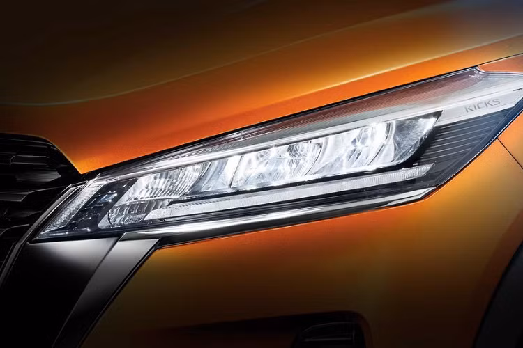 Cụm pin của Nissan Kicks 2022 kết hợp cùng mô-tơ điện với công suất tối đa 129 mã lực và mô-men xoắn cực đại 260 Nm, truyền động tới cầu trước. Nói cách khác, động cơ xăng kể trên không đóng vai trò truyền động cho xe. Với hệ truyền động này, người dùng sẽ không cần phải lo đến chuyện tìm chỗ sạc điện cho xe.