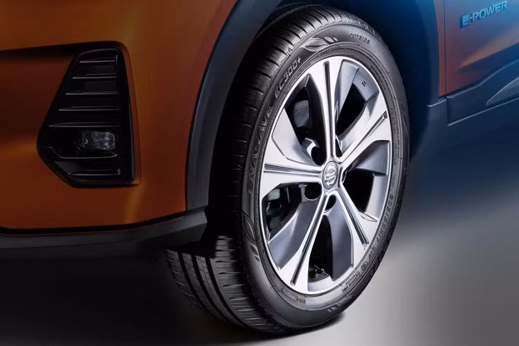 Chưa hết, hệ truyền động e-Power của Nissan Kicks 2022 còn liên kết với hệ thống sang số Shift by Wire, đi kèm 4 chế độ lái là Smart, Eco, Normal và EV. Đặc biệt, xe sẽ có chế độ One-Pedal, cho phép người lái chỉ dùng bàn đạp ga để tăng/giảm tốc thông qua phanh tái sinh năng lượng.