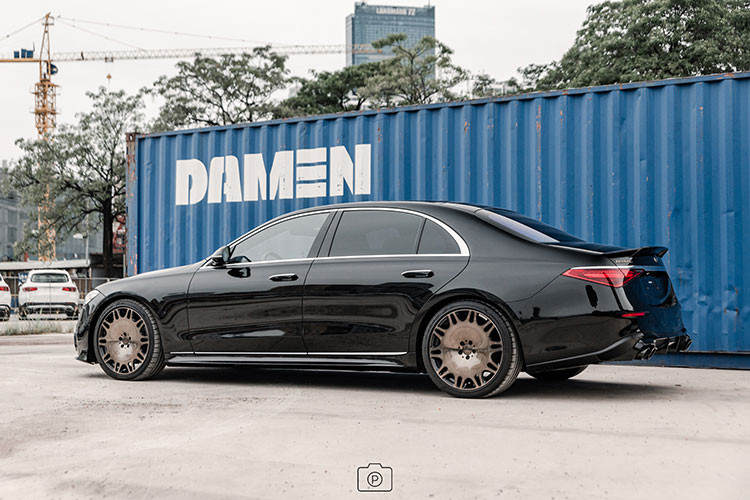 Với những khách hàng cá tính cần xe sang di chuyển nhưng muốn thứ gì đó đặc biệt, Brabus B50 siêu sang sẽ là lựa chọn cho những người thích độc lạ. Hiện chiếc xe Brabus B50 đã có mặt tại Việt Nam và trưng bày tại một showroom có tiếng tại Hà Nội.