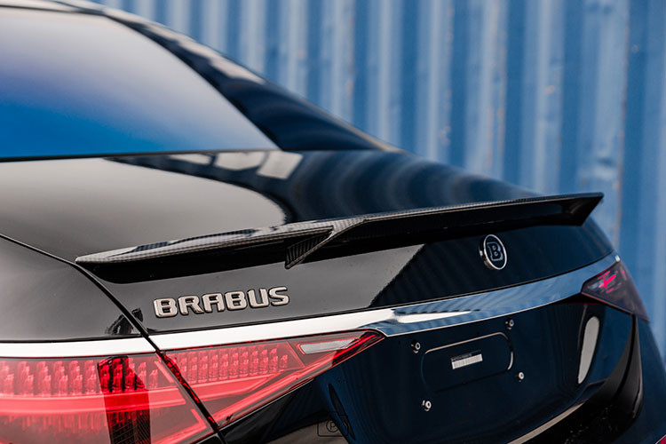 Phần đầu xe Brabus B50 không có nhiều sự khác biệt so với Mercedes-Benz S500 mã W223 đang lăn bánh tại Việt Nam, phải thật sự chú ý mới thấy hãng độ xe Đức đã mở rộng hốc gió trước cho xe Brabus B50, bên sườn nhận thêm hốc gió mới và đằng sau xe có chụp ống xả kép mạ crôm đen, khuếch tán mới thể thao và nếu thích khách hàng có thể chọn thêm đuôi cá bằng carbon.