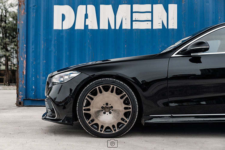 Sự thay đổi táo bạo nhất của mẫu xe sedan hạng sang Brabus B50 lại đến từ bộ mâm hợp kim mang tên gọi Brabus Monoblock M Platinum có kích thước 21 inch với kiểu thiết kế rất ma quái, được sơn màu tối, phù hợp với một sản phẩm độ của Brabus. Kích thước xe lần lượt đạt 5.300 x 1.937 x 1.503 mm (DxRxC), chiều dài cơ sở là 3.216 mm.