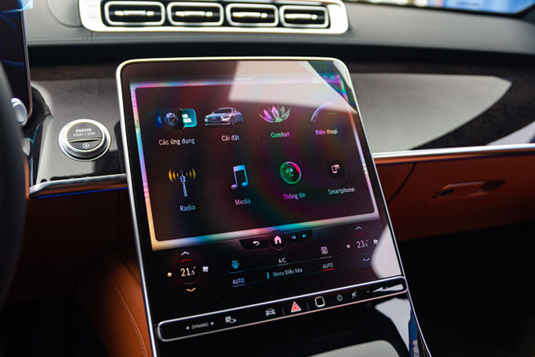 Tiếp đến là màn hình OLED 12,8 inch nhưng là trang bị tùy chọn. Chưa hết, Mercedes-Benz S-Class 2021 sẽ có hệ thống thông tin giải trí cho hàng khách với 2 màn hình 11 inch và máy tính bảng 7 inch dùng hệ điều hành Android nằm ở cụm điều khiển trung tâm.