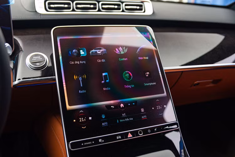 Tiếp đến là màn hình OLED 12,8 inch nhưng là trang bị tùy chọn. Chưa hết, Mercedes-Benz S-Class 2021 sẽ có hệ thống thông tin giải trí cho hàng khách với 2 màn hình 11 inch và máy tính bảng 7 inch dùng hệ điều hành Android nằm ở cụm điều khiển trung tâm.