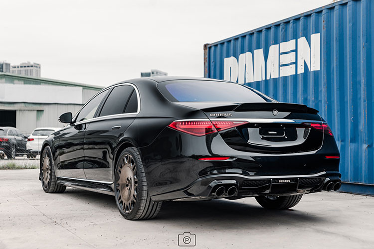 Nếu như chiếc sedan hạng sang cỡ lớn Mercedes-Benz S500 4Matic thế hệ mới cần đến thời gian 4,9 để tăng tốc từ vị trí xuất phát lên 100 km/h thì phiên bản độ Brabus B50 chỉ mất 4,7 giây, tuy nhiên nhiều người cho rằng phải hạ thời gian xuống 4,1 giây mới khiến bản độ của Brabus trở nên thú vị.