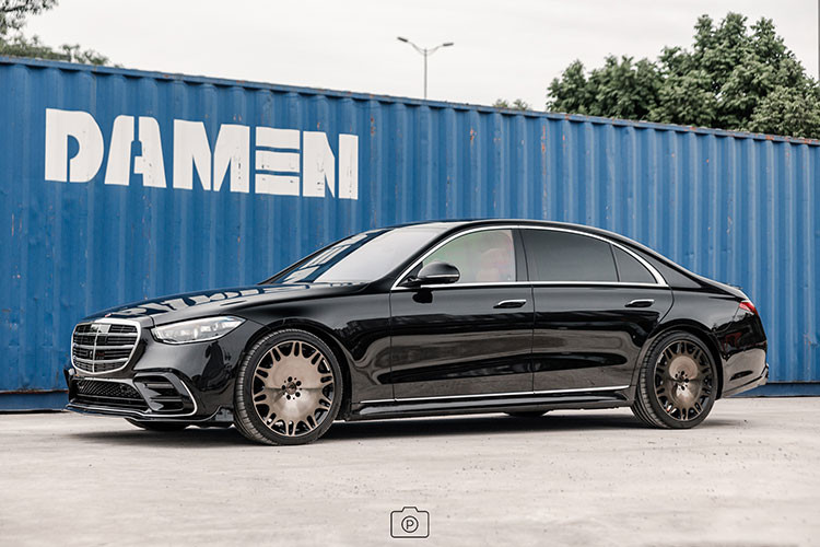 Giá xe Mercedes-Benz S500 4Matic mang mã W223 khởi điểm từ 2,5 tỷ đồng, nhưng giá xe Brabus B50 độ từ A-Z tới 8,1 tỷ đồng tại Việt Nam, với số tiền chênh lệch 5,6 tỷ đồng, rõ ràng những gì mà Brabus mang đến cho ngoại hình xe B50 không quá ấn tượng và khác biệt so với bản tiêu chuẩn,nhưng nó lại cho người chơi cảm giác độc lạ hơn nhiều so với nguyên bản.