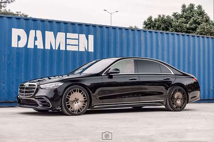 Giá xe Mercedes-Benz S500 4Matic mang mã W223 khởi điểm từ 2,5 tỷ đồng, nhưng giá xe Brabus B50 độ từ A-Z tới 8,1 tỷ đồng tại Việt Nam, với số tiền chênh lệch 5,6 tỷ đồng, rõ ràng những gì mà Brabus mang đến cho ngoại hình xe B50 không quá ấn tượng và khác biệt so với bản tiêu chuẩn,nhưng nó lại cho người chơi cảm giác độc lạ hơn nhiều so với nguyên bản.