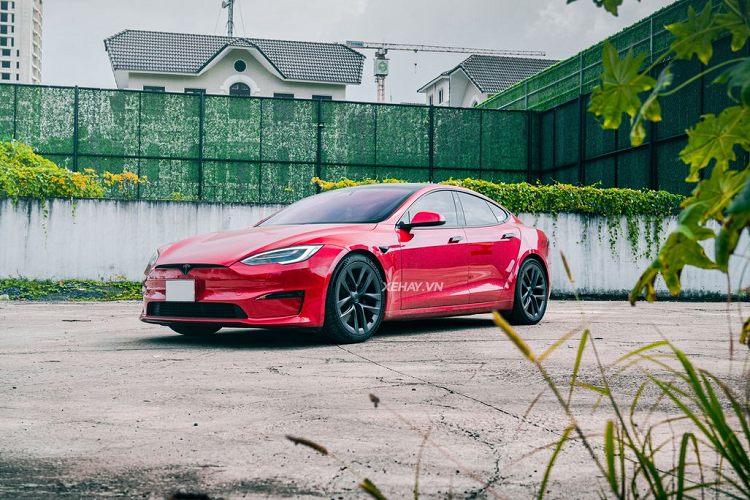 Tesla Model S Plaid được trang bị 3 động cơ điện, sản sinh công suất lên đến 1.020 mã lực. Nhờ đó xe có khả năng tăng tốc 0-100 km/h trong 2,1 giây, tốc độ tối đa 322km/h, quãng đường xe hoạt động vào khoảng 560 km. Đây là mẫu xe được sản xuất đại trà có khả năng tăng tốc nhanh nhất thế giới.