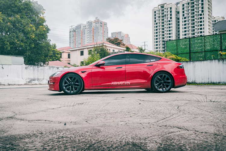 Được biết, bộ mô-tơ điện trang bị trên Model S Plaid rất đặc biệt bởi đây là lần đầu tiên mô-tơ điện của xe được bọc carbon để có thể đạt được vòng quay 20.000 vòng/phút. Việc bọc carbon sẽ giúp giữ kết cấu mô-tơ được bền vững, không bị vỡ tan nát khi mô-tơ đạt đến vòng tua cao.