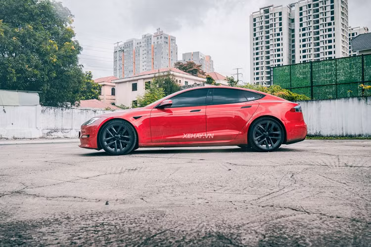 Được biết, bộ mô-tơ điện trang bị trên Model S Plaid rất đặc biệt bởi đây là lần đầu tiên mô-tơ điện của xe được bọc carbon để có thể đạt được vòng quay 20.000 vòng/phút. Việc bọc carbon sẽ giúp giữ kết cấu mô-tơ được bền vững, không bị vỡ tan nát khi mô-tơ đạt đến vòng tua cao.